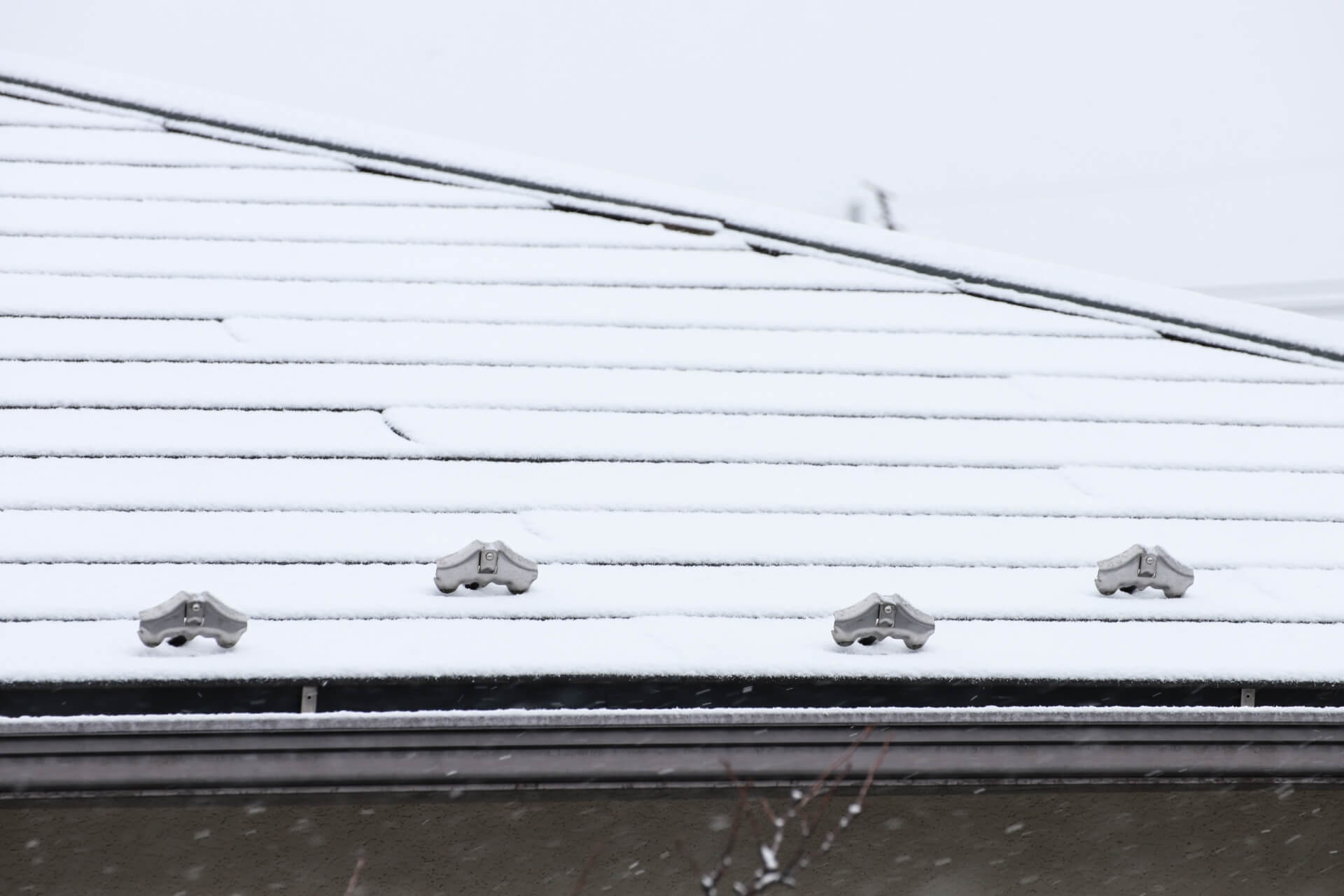 落雪事故、隣家への被害を防ぐために雪止めは必要画像